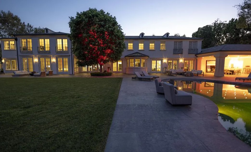Zillow-Combs-mansion-pool-evening-image