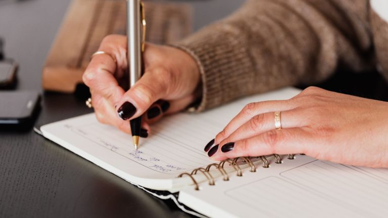 10 Journal Prompts to Crush Your 2025 Goals